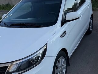 2016 Kia Rio III Рестайлинг, белый, 750000 рублей, вид 1