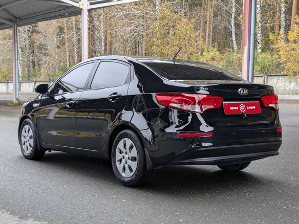 2016 Kia Rio III Рестайлинг, чёрный, 940000 рублей - вид 4