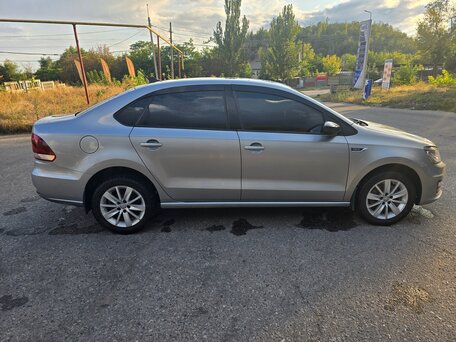 2019 Volkswagen Polo V Рестайлинг, серебристый, 890000 рублей, вид 4