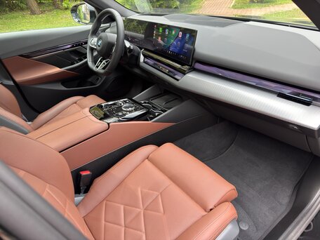 2025 BMW 5 серии 530i xDrive VIII (G60/G61/G68), чёрный, 9190000 рублей, вид 4