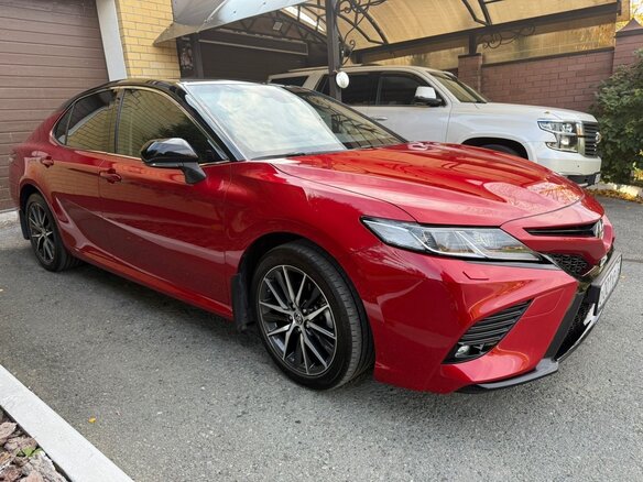 2021 Toyota Camry VIII (XV70) Рестайлинг, красный, 3550000 рублей - вид 2