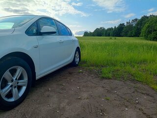 2011 Opel Astra J, белый, 600000 рублей, вид 2