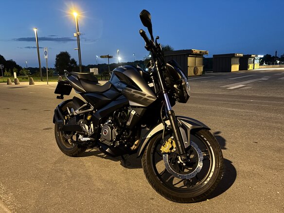 2021 Bajaj Pulsar NS 200, серый, 229000 рублей