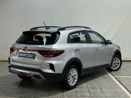 2021 Kia Rio X IV Рестайлинг, серебристый, 1590000 рублей, вид 3