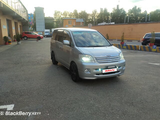 2002 Toyota Noah I (R60), серебристый, 900000 рублей, вид 2