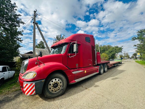 2003 Freightliner Columbia, красный, 1600000 рублей - вид 4