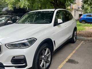 2020 BMW X5 45e IV (G05/G18), белый, 5400000 рублей, вид 2