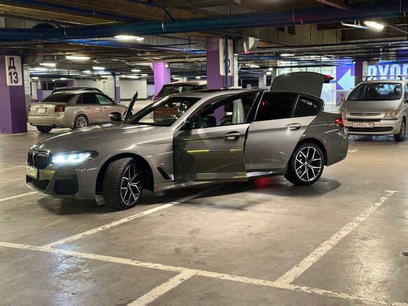 2022 BMW 5 серии 520d xDrive VII (G30/G31/G38) Рестайлинг, серый, 4400000 рублей - вид 9