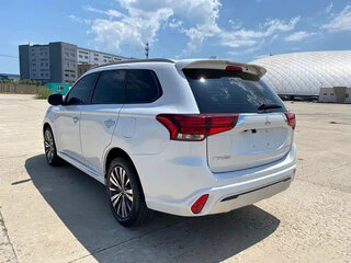 2021 Mitsubishi Outlander III Рестайлинг 3, белый, 1790500 рублей, вид 4