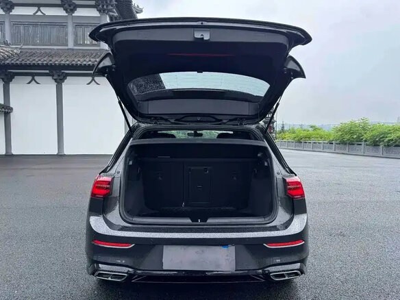 2023 Volkswagen Golf VIII, чёрный, 1860000 рублей - вид 5