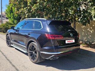 2018 Volkswagen Touareg III, чёрный, 4400000 рублей, вид 3