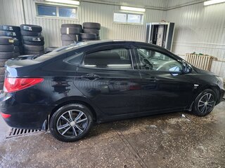 2013 Hyundai Solaris I, чёрный, 770000 рублей, вид 3