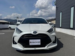2023 Toyota Yaris IV, белый, 880000 рублей, вид 2