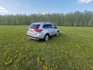 2015 Mitsubishi Outlander III Рестайлинг, серебристый, 1800000 рублей, вид 3