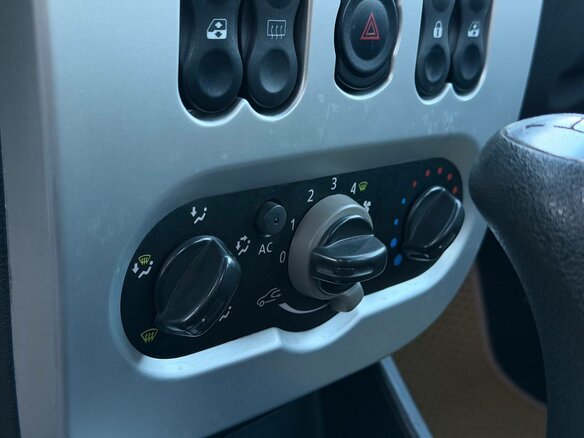 2011 Renault Logan I Рестайлинг, бежевый - вид 17