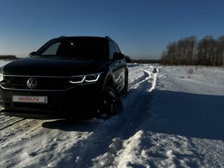 2021 Volkswagen Tiguan II Рестайлинг, чёрный, 5099999 рублей, вид 1