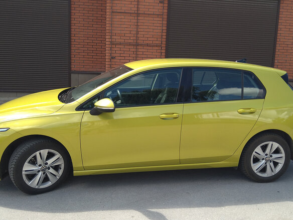 2020 Volkswagen Golf VIII, жёлтый, 2280000 рублей - вид 8