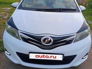 2012 Toyota Vitz III (XP130), белый, 720000 рублей, вид 3