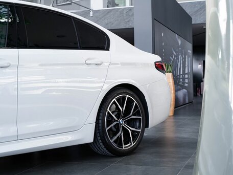 2021 BMW 5 серии 530i xDrive VII (G30/G31/G38) Рестайлинг, белый, 4990000 рублей, вид 3
