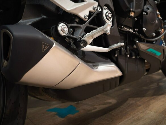 2026 Triumph Street Triple, серебристый, 1690000 рублей - вид 18