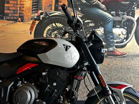 2026 Triumph Trident 800, серый, 1590000 рублей, вид 4