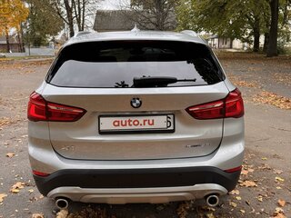 2021 BMW X1 28i sDrive II (F48) Рестайлинг, серебристый, 3370000 рублей, вид 3