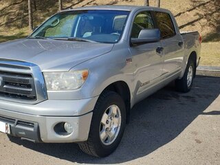 2010 Toyota Tundra CrewMax II, серебристый, 2450000 рублей, вид 2