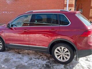 2017 Volkswagen Tiguan II, пурпурный, 2300000 рублей, вид 3