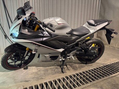 2020 Yamaha YZF-R3, серебристый, 455000 рублей, вид 3