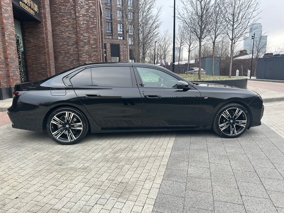 2023 BMW 7 серии 740d xDrive VII (G70), чёрный, 13300000 рублей - вид 1