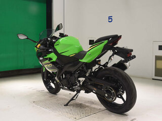 2023 Kawasaki Ninja 400, зелёный, 488160 рублей, вид 5