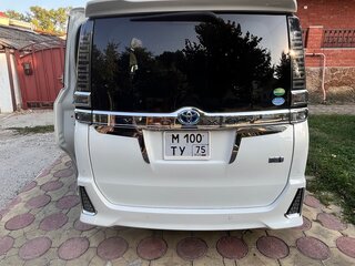 2019 Toyota Voxy III (R80) Рестайлинг, белый, 3300000 рублей, вид 4