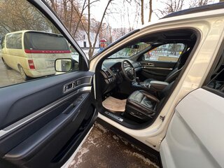2015 Ford Explorer V Рестайлинг, белый, 2250000 рублей, вид 3
