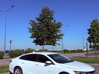 2019 Chevrolet Malibu IX Рестайлинг, белый, 1499900 рублей, вид 1