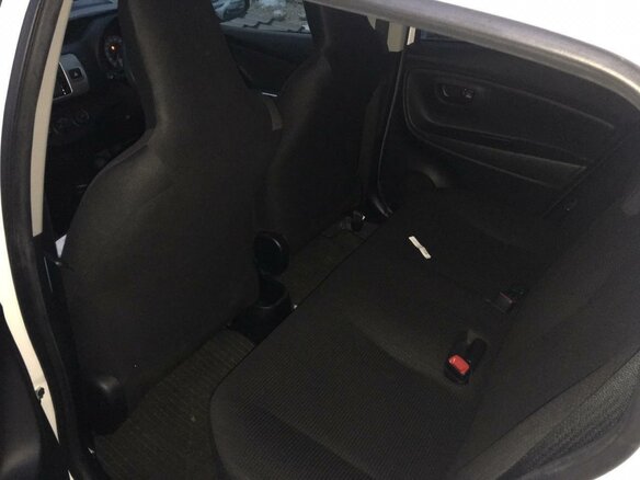 2016 Toyota Vitz III (XP130) Рестайлинг, белый, 850000 рублей - вид 12