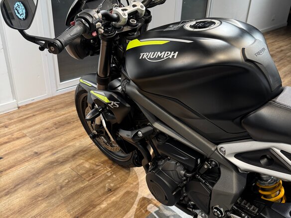 2020 Triumph Street Triple, чёрный, 999000 рублей - вид 13