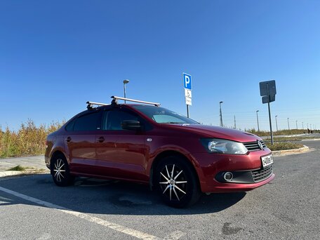 2014 Volkswagen Polo V, красный, 820000 рублей, вид 2