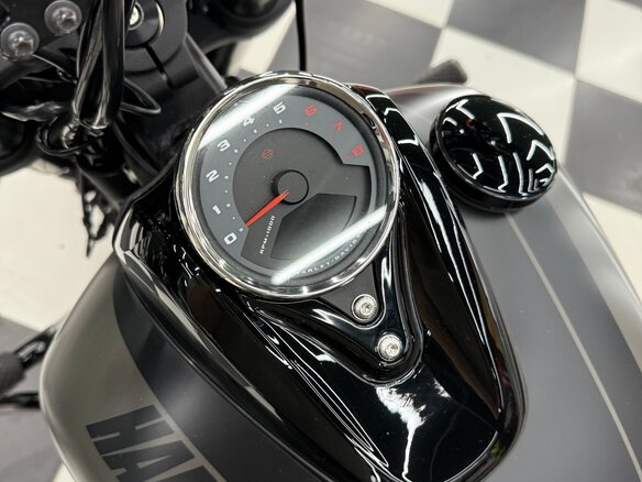 2018 Harley-Davidson Fat Bob, серый, 1790000 рублей - вид 11