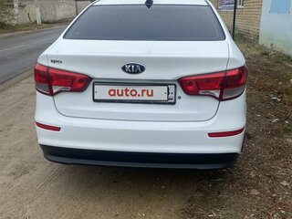 2017 Kia Rio III Рестайлинг, белый, 750000 рублей, вид 4