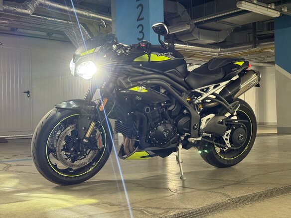 2020 Triumph Speed Triple, чёрный, 1250000 рублей - вид 2