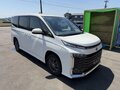 2025 Toyota Voxy IV (R90), белый - вид 1
