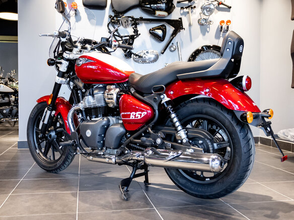 2026 Royal Enfield Super Meteor, пурпурный, 792000 рублей - вид 18