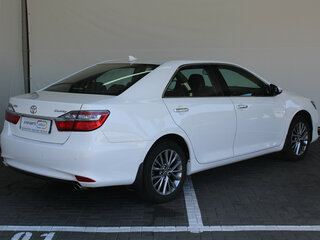 2017 Toyota Camry VII (XV50) Рестайлинг, белый, 1690000 рублей, вид 5