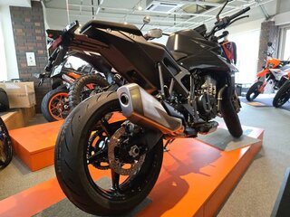 2024 KTM 990 Duke, серый, 1299000 рублей, вид 4