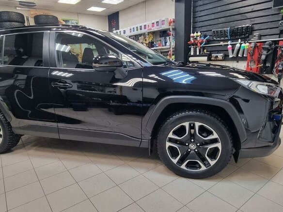 2021 Toyota RAV4 V (XA50), чёрный, 3700000 рублей - вид 4