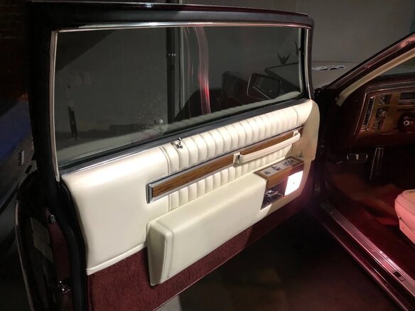1982 Cadillac DeVille V, красный - вид 23