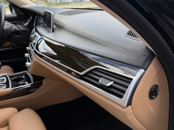 2016 BMW 7 серии 750i xDrive VI (G11/G12), чёрный, 3400000 рублей - вид 36