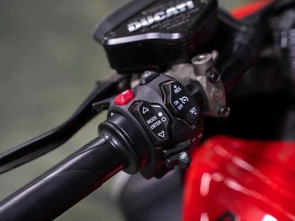 2023 Ducati Diavel V4, красный - вид 14