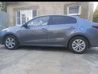 2018 Kia Rio IV, серый, 1300000 рублей, вид 4