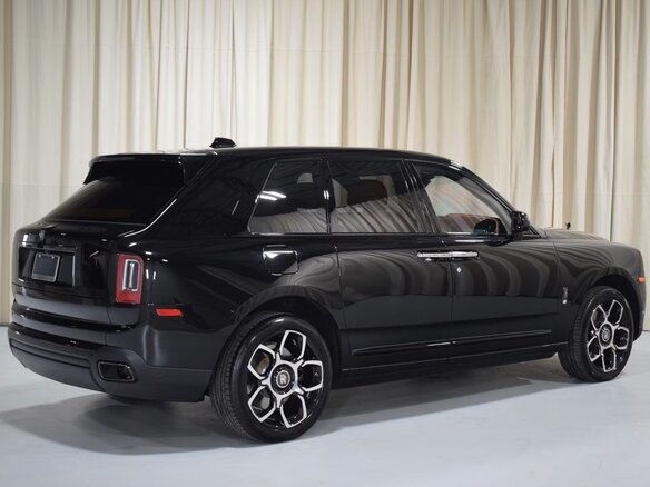 2022 Rolls-Royce Cullinan Black Badge I (Series I), чёрный, 44150496 рублей - вид 2